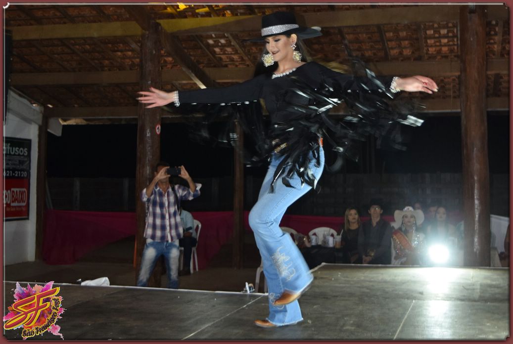 DESFILE DA RAINHA DA EXPOVALE 2019